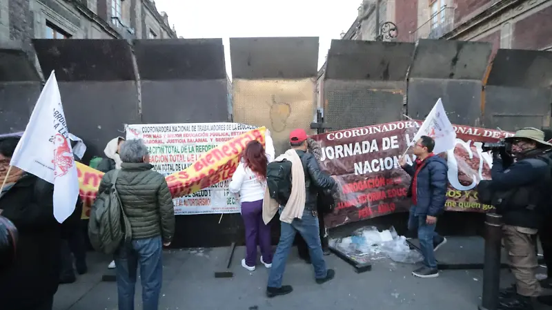 Enfrentamiento de la CNTE contra policías en el Zócalo Capitalino 3 